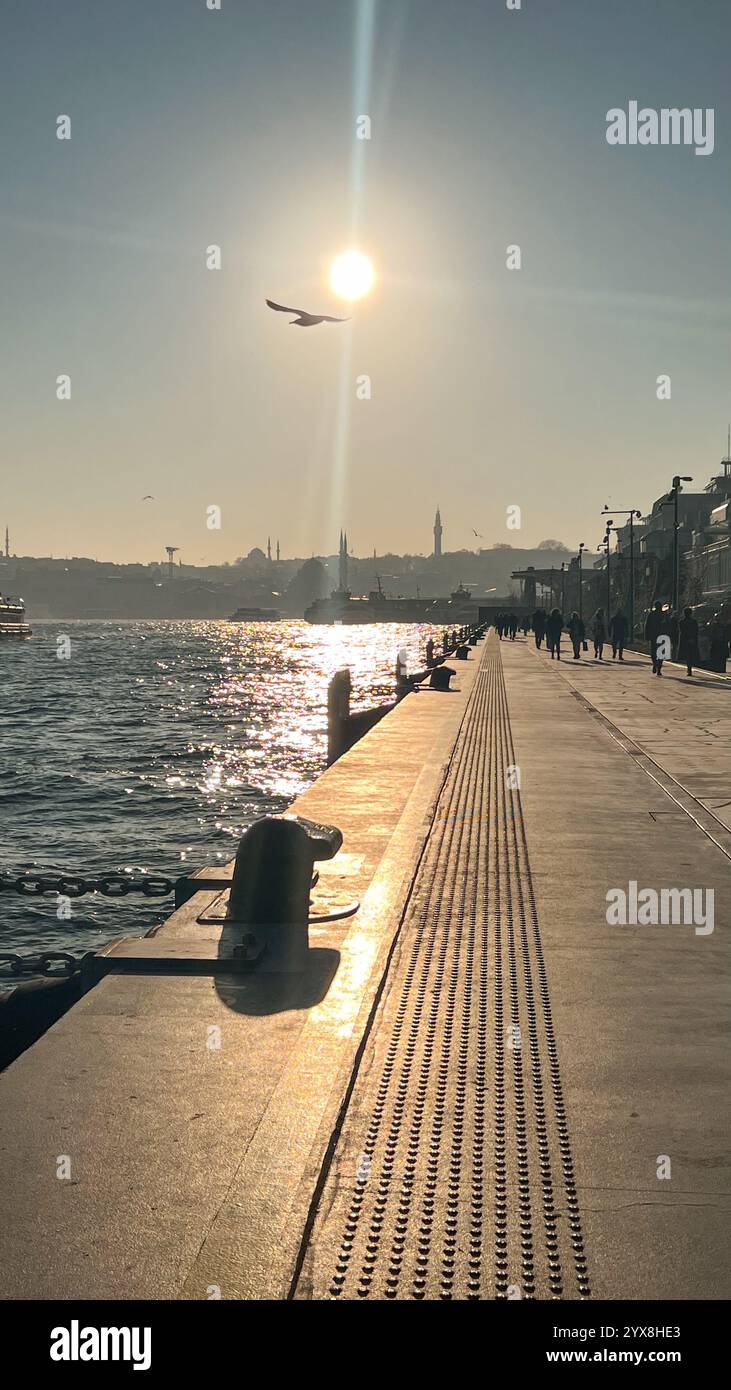 Ville de contraste Istanbul sur le coucher du soleil - Image de stock capturée avec un smartphone