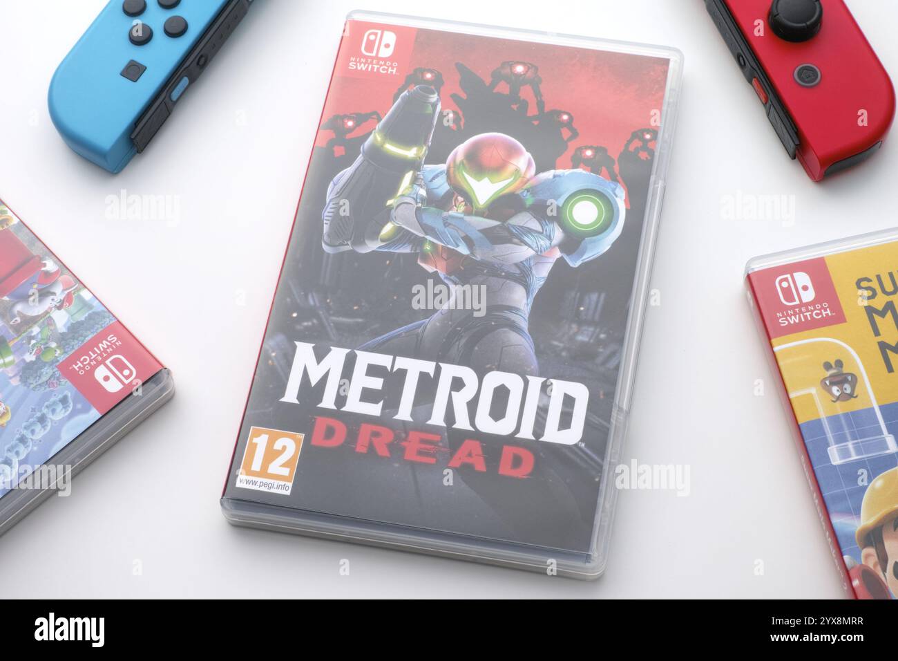 Tambov, Fédération de Russie - 14 décembre 2024 jeu Metroid Dread dans un cas et détaché Joy-cons se trouvant près d'autres boîtes de jeu Nintendo Switch. Banque D'Images