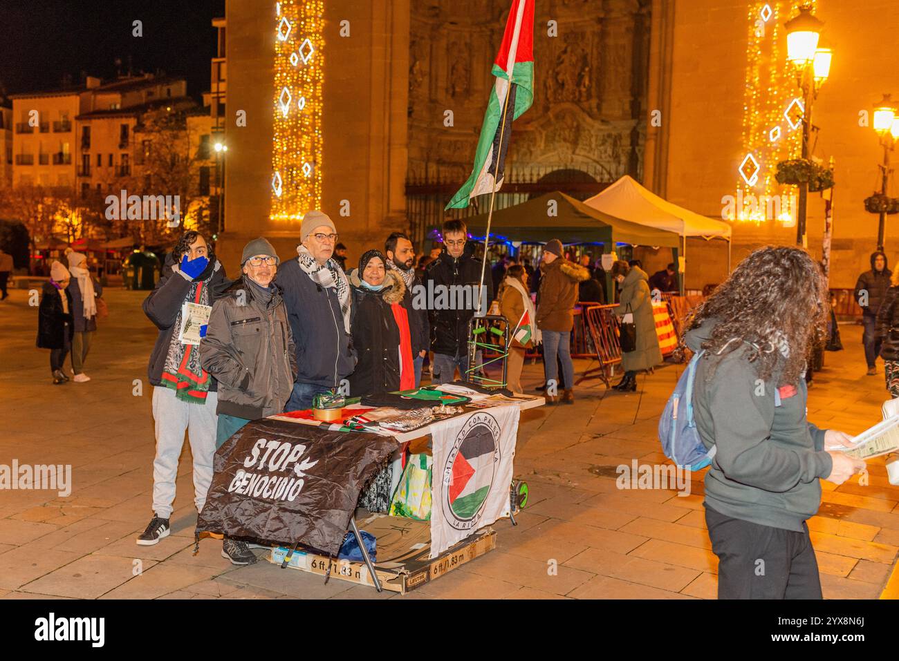 Logrono, la Rioja, Espagne. 14 décembre 2024. Des militants pro-palestiniens se rassemblent à Logroño, représentant la solidarité européenne avec le peuple palestinien au milieu du conflit à Gaza. Le tableau d'information affiche des bannières, des documents explicatifs et des symboles de soutien à la cause palestinienne. Les manifestants, d'âges et de milieux divers, expriment leur rejet de la violence et appellent à une solution pacifique du conflit. La composition reflète l'engagement de la société civile européenne en faveur des droits de l'homme, de la justice internationale et de la cessation des hostilités. Crédit : MARIO Martija/Ala Banque D'Images