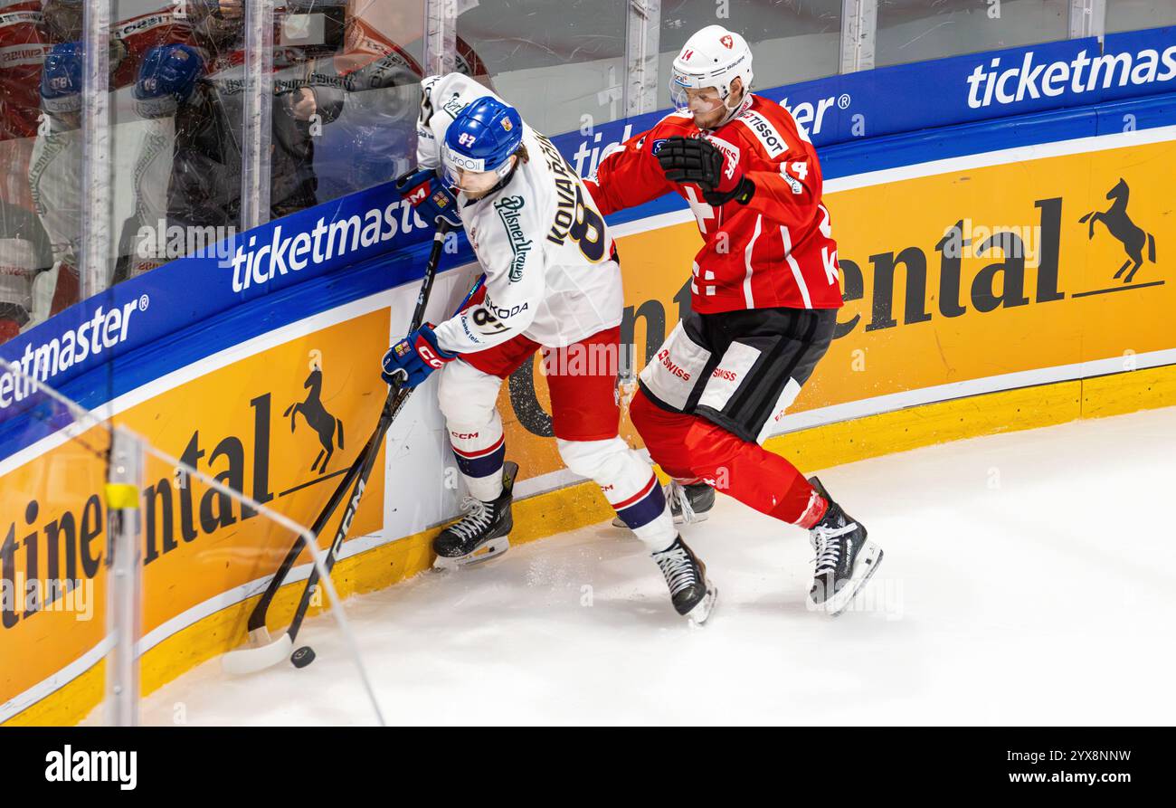 Fribourg, Suisse, 14 décembre 2024 : le défenseur #14 Dean Kukan (Suisse) en duel contre #87 Michal Kovarcik (République Tchèque). (Photo de Andreas Haas/dieBildmanufaktur) crédit : dieBildmanufaktur/Alamy Live News Banque D'Images