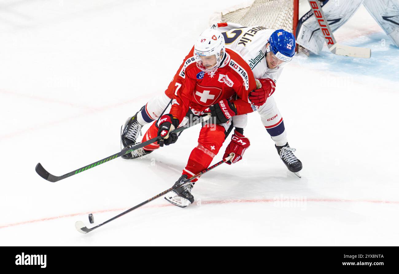 Fribourg, Suisse, 14 décembre 2024 : #22 Jachym Kondelik (République tchèque) met sous pression le #67 Roger Karrer (Suisse). (Photo de Andreas Haas/dieBildmanufaktur) crédit : dieBildmanufaktur/Alamy Live News Banque D'Images