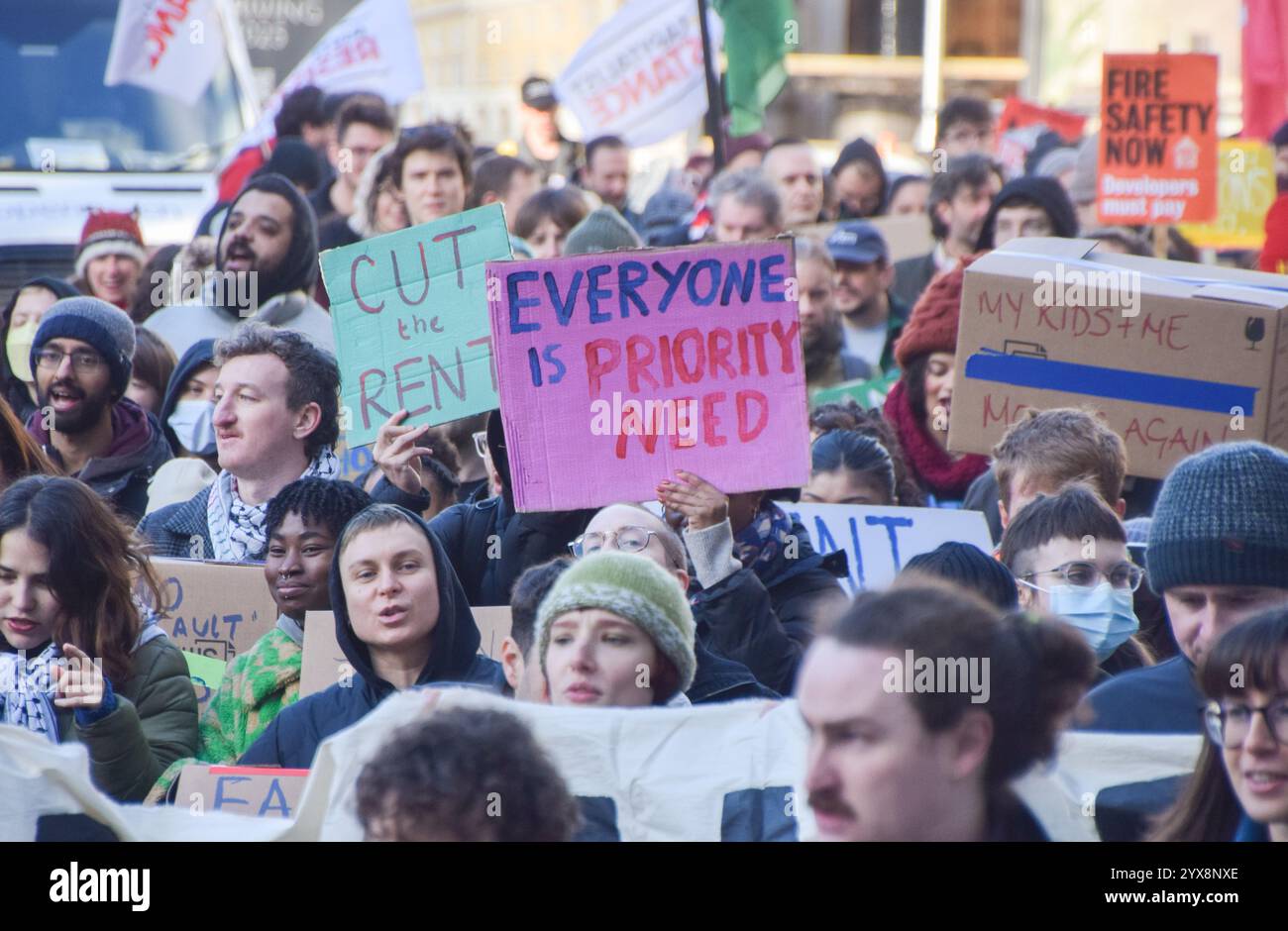 Londres, Angleterre, Royaume-Uni. 14 décembre 2024. Les locataires marchent pour protester contre la flambée des prix des loyers à Londres, et exigent le contrôle des loyers. (Crédit image : © Vuk Valcic/ZUMA Press Wire) USAGE ÉDITORIAL SEULEMENT! Non destiné à UN USAGE commercial ! Crédit : ZUMA Press, Inc/Alamy Live News Banque D'Images