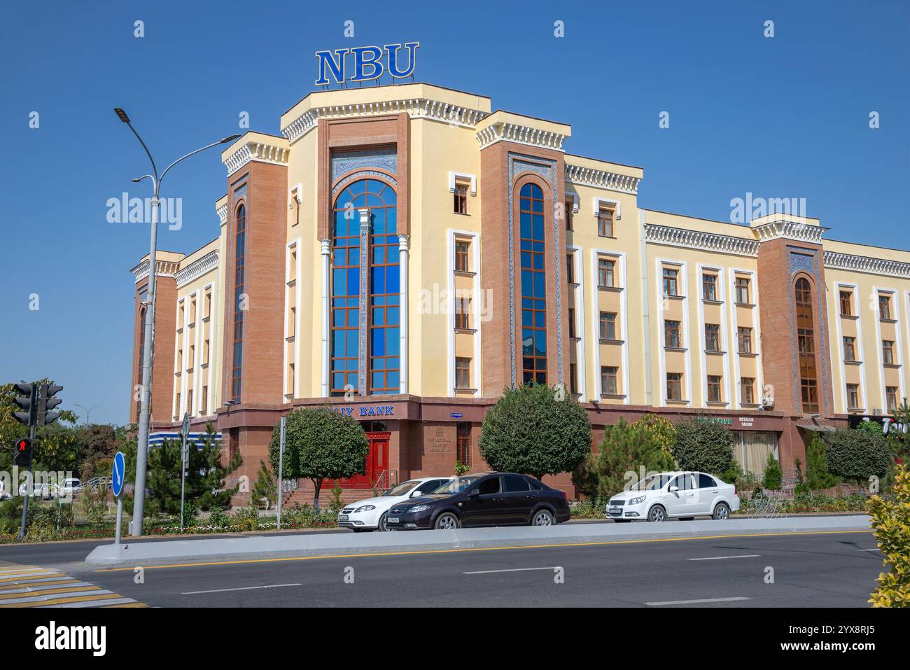 URGENCH, OUZBÉKISTAN - 07 SEPTEMBRE 2022 : le bâtiment de la Banque nationale de la République d'Ouzbékistan. Urgench Banque D'Images