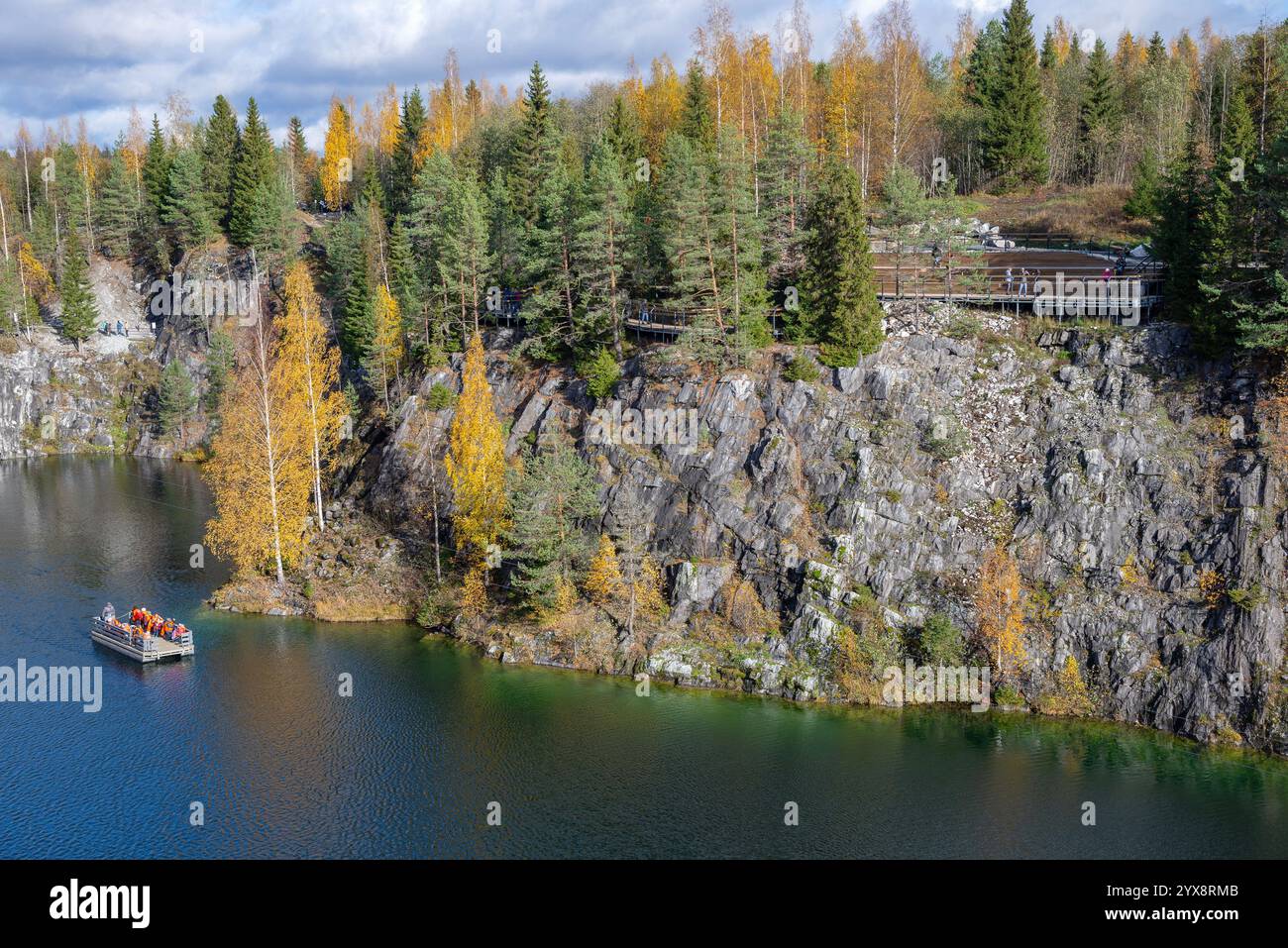 Ruskeala, RUSSIE - 09 OCTOBRE 2022 : une promenade sur le lac. Jour d'automne à Ruskeala, Carélie Banque D'Images