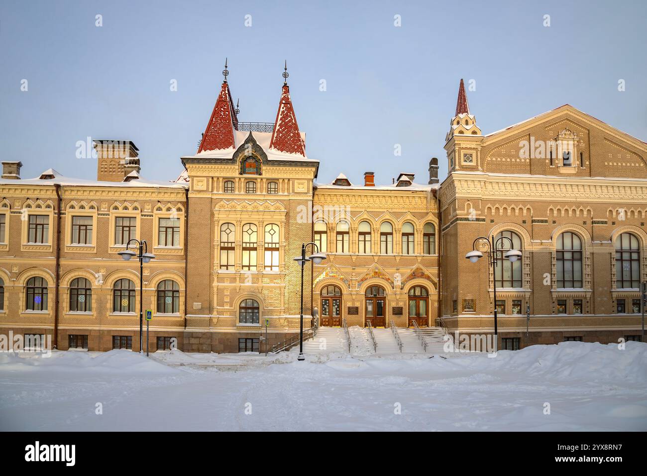 RYBINSK, RUSSIE - 01 JANVIER 2024 : L'ancien bâtiment de la bourse des céréales dans le centre historique de la ville de Rybinsk. Région de Yaroslavl Banque D'Images