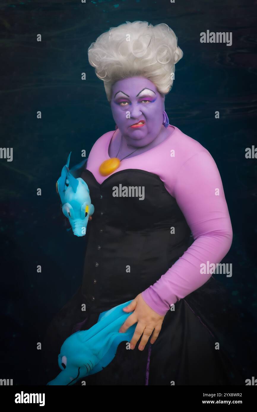 BIRMINGHAM, ROYAUME-UNI - 30 NOVEMBRE 2024. Portrait d'une femme de cosplay senior habillée en Ursula la mer à l'écart du film la petite Sirène de Disney dans an Banque D'Images