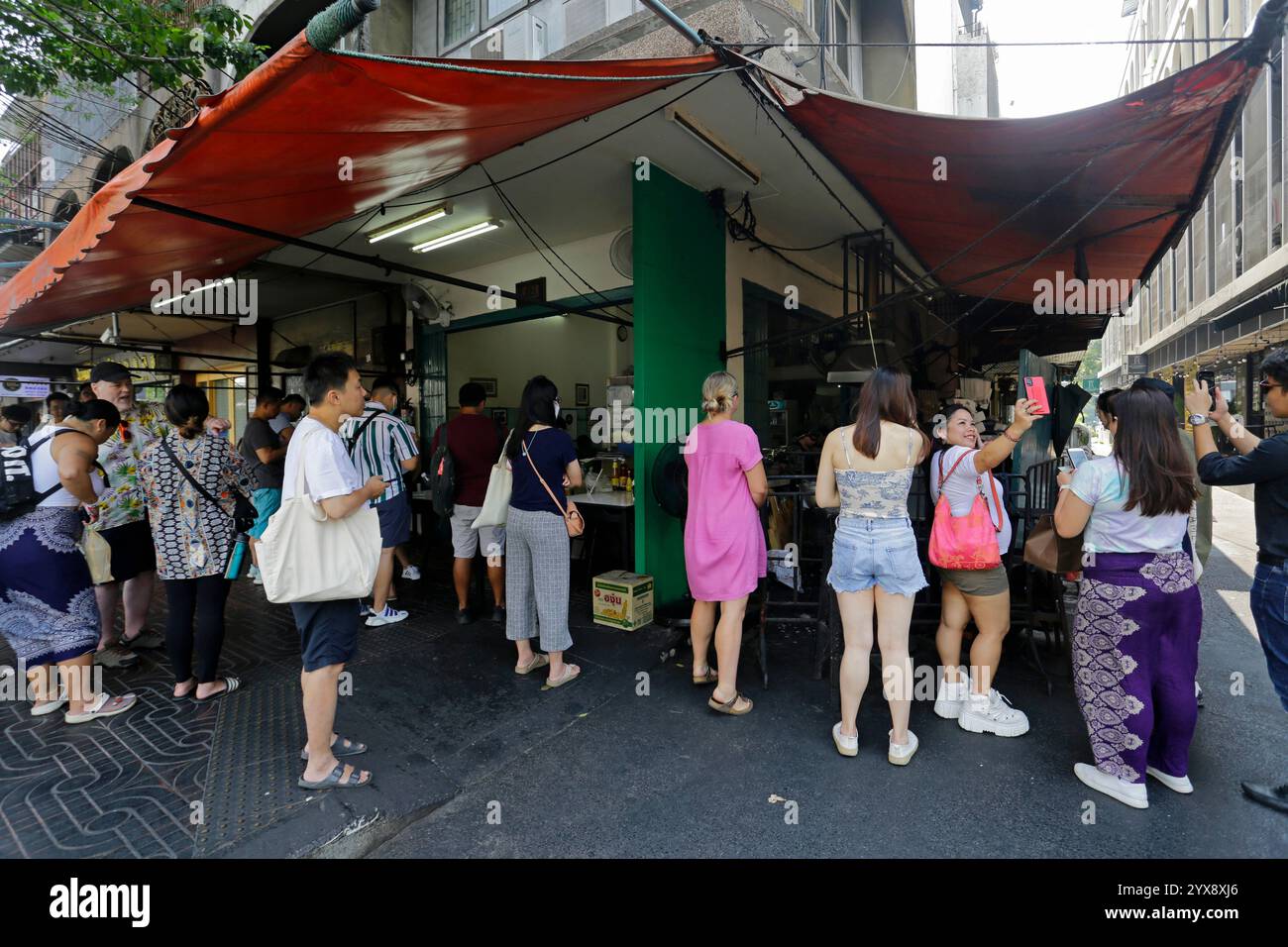 Bangkok, Thaïlande - 20 avril 2023 : les clients attendent pour manger dans le célèbre restaurant étoilé Michelin du chef Jay FAI. Banque D'Images