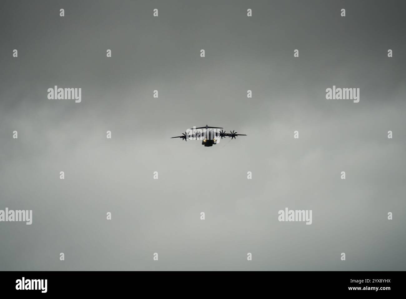 ZM401 RAF Royal Air Force Airbus C.1 A400M Atlas avion de transport militaire lors d'un exercice de largage de parachute cargo à basse altitude Banque D'Images