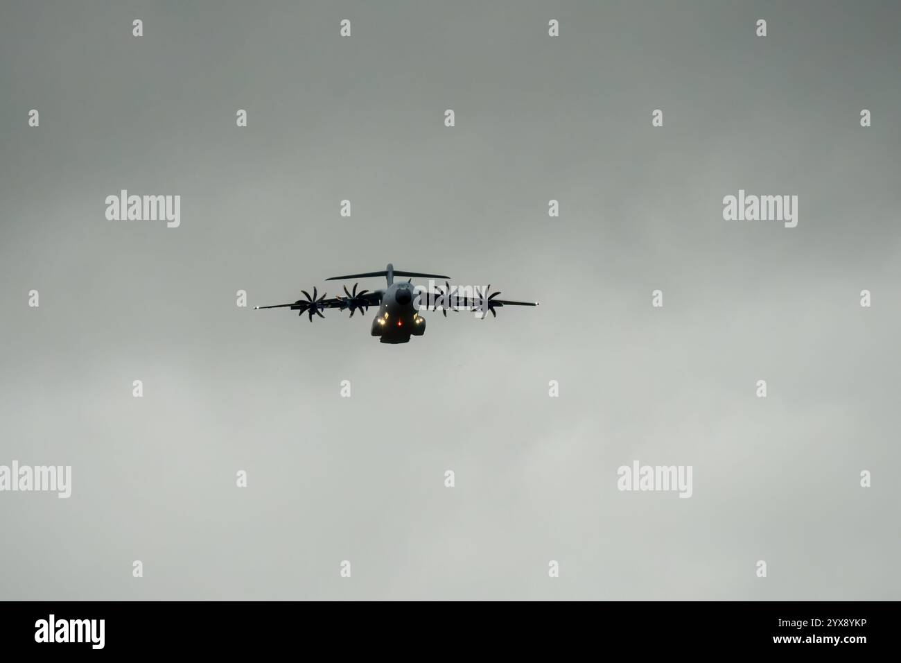ZM401 RAF Royal Air Force Airbus C.1 A400M Atlas avion de transport militaire lors d'un exercice de largage de parachute cargo à basse altitude Banque D'Images
