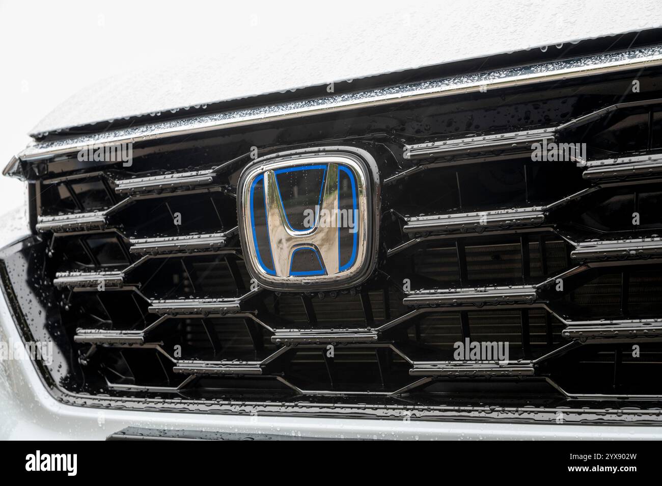 Nitra, Slovaquie - 4 octobre 2024 : Un gros plan sur une voiture Honda moderne. Nouveau modèle de Honda CR-V. Détail du logo Honda. Banque D'Images Nitra, Slovaquie - 4 octobre 2024 : Un gros plan sur une voiture Honda moderne. Nouveau modèle de Honda CR-V. Détail du logo Honda. Banque D'Images