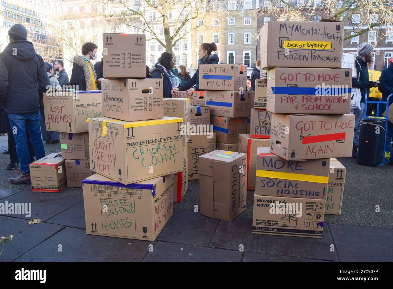 Londres, Royaume-Uni. 14 décembre 2024. Les manifestants marquent les boîtes avec des slogans pendant la manifestation sur la place Cavendish. Des centaines de locataires ont défilé dans le centre de Londres pour protester contre la flambée des prix des loyers à Londres et exiger le contrôle des loyers. Crédit : SOPA images Limited/Alamy Live News Banque D'Images
