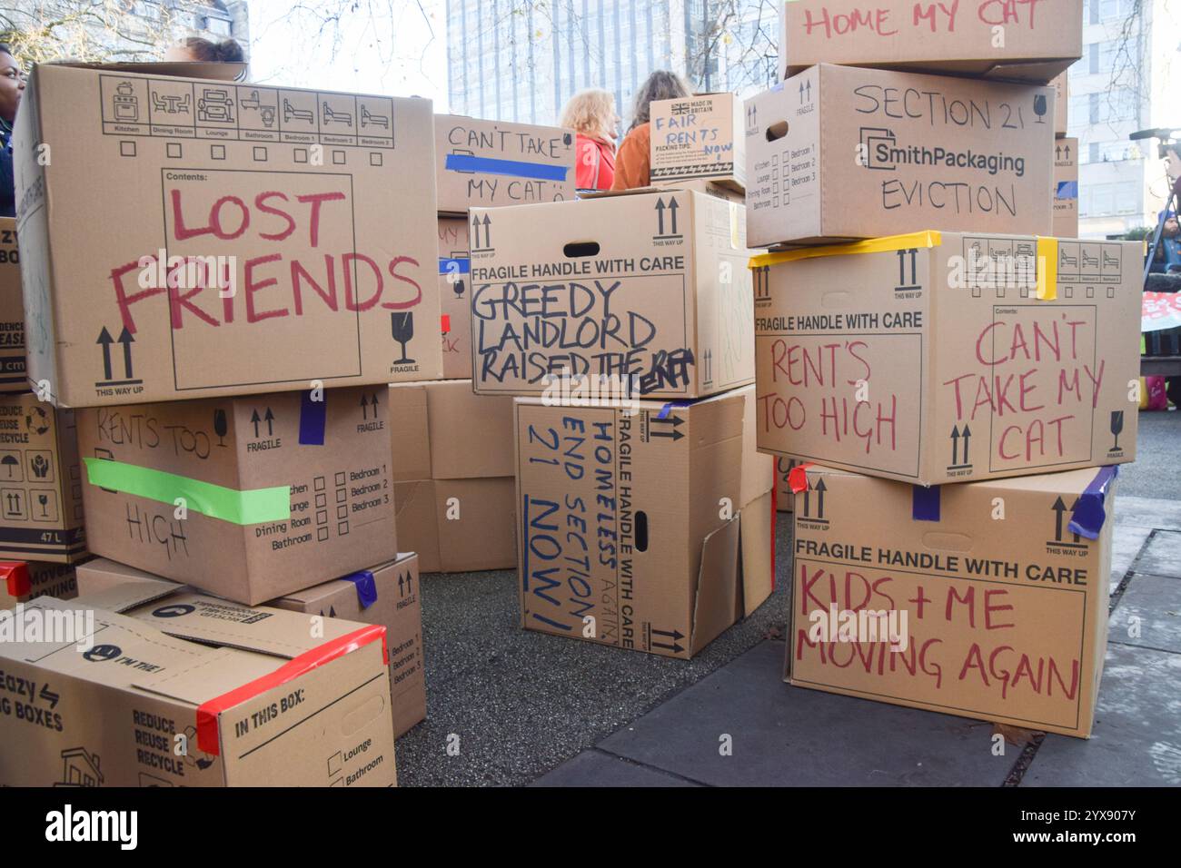 Londres, Royaume-Uni. 14 décembre 2024. Les manifestants marquent les boîtes avec des slogans pendant la manifestation sur la place Cavendish. Des centaines de locataires ont défilé dans le centre de Londres pour protester contre la flambée des prix des loyers à Londres et exiger le contrôle des loyers. Crédit : SOPA images Limited/Alamy Live News Banque D'Images
