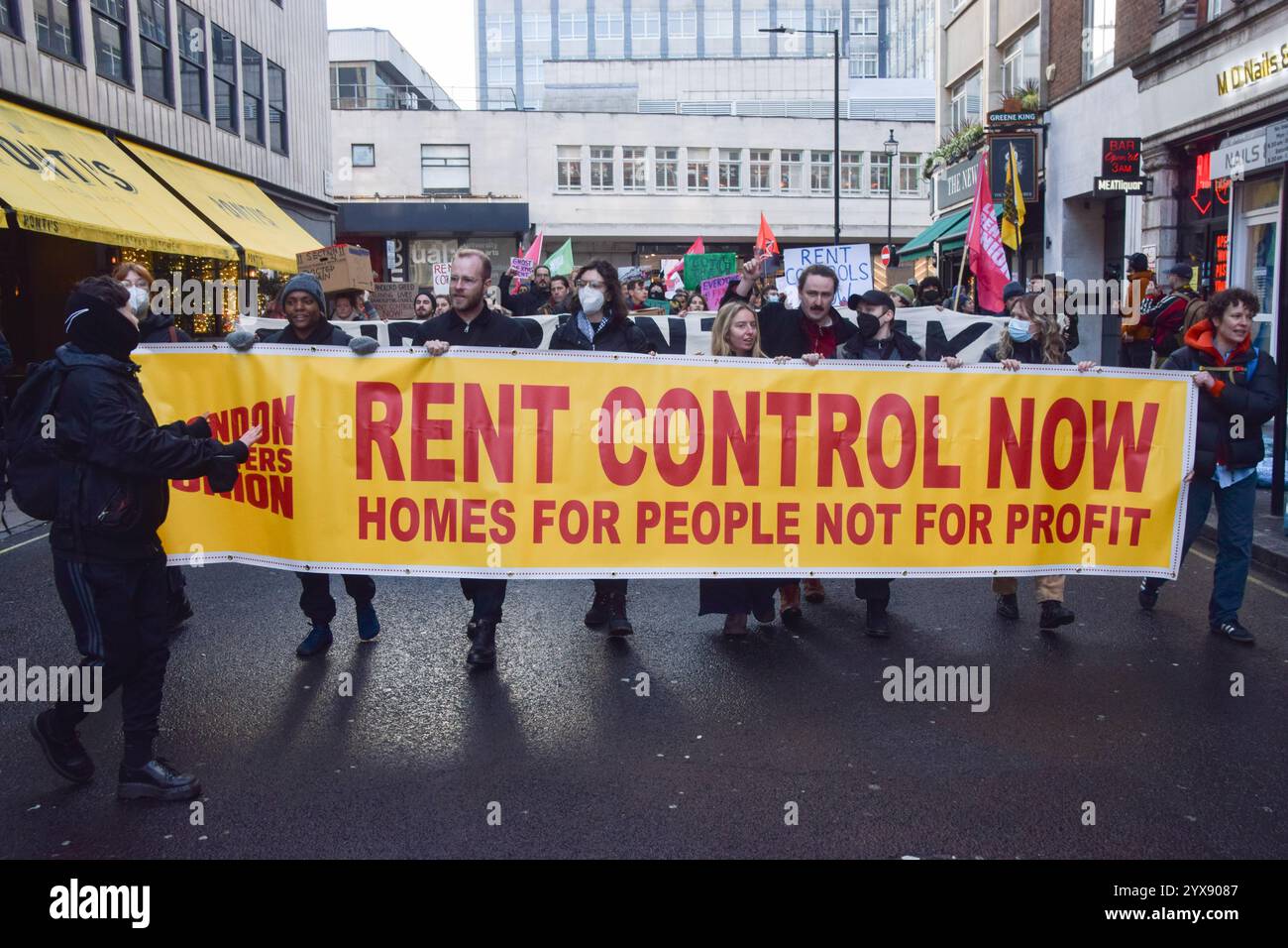 Londres, Royaume-Uni. 14 décembre 2024. Les manifestants portent la bannière « contrôle des loyers maintenant » pendant la manifestation. Des centaines de locataires ont défilé dans le centre de Londres pour protester contre la flambée des prix des loyers à Londres et exiger le contrôle des loyers. Crédit : SOPA images Limited/Alamy Live News Banque D'Images