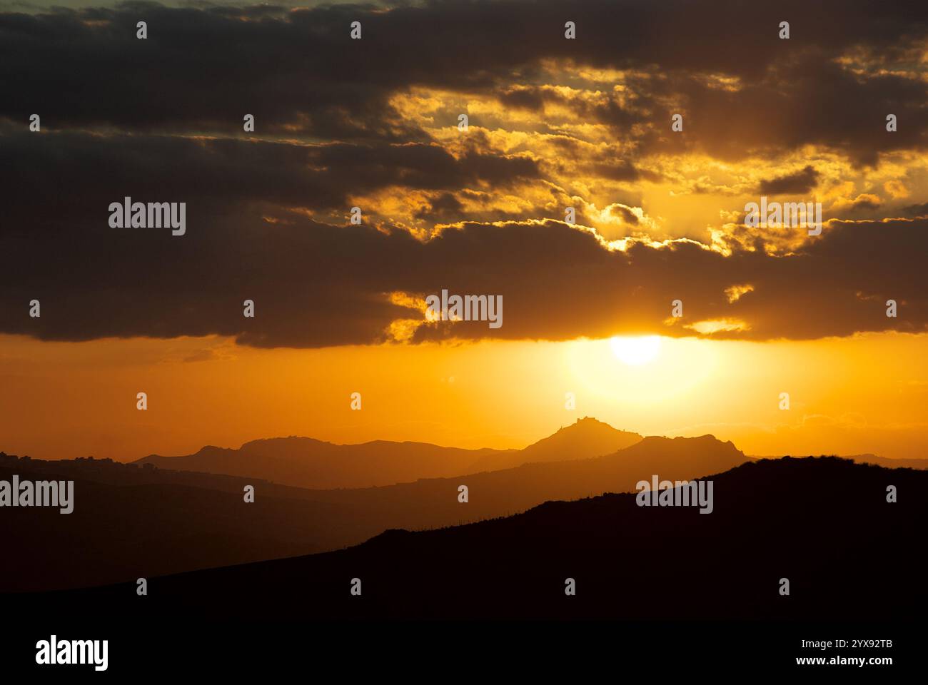 Coucher de soleil orange sur les silhouettes collines, Sicile, Italie Banque D'Images
