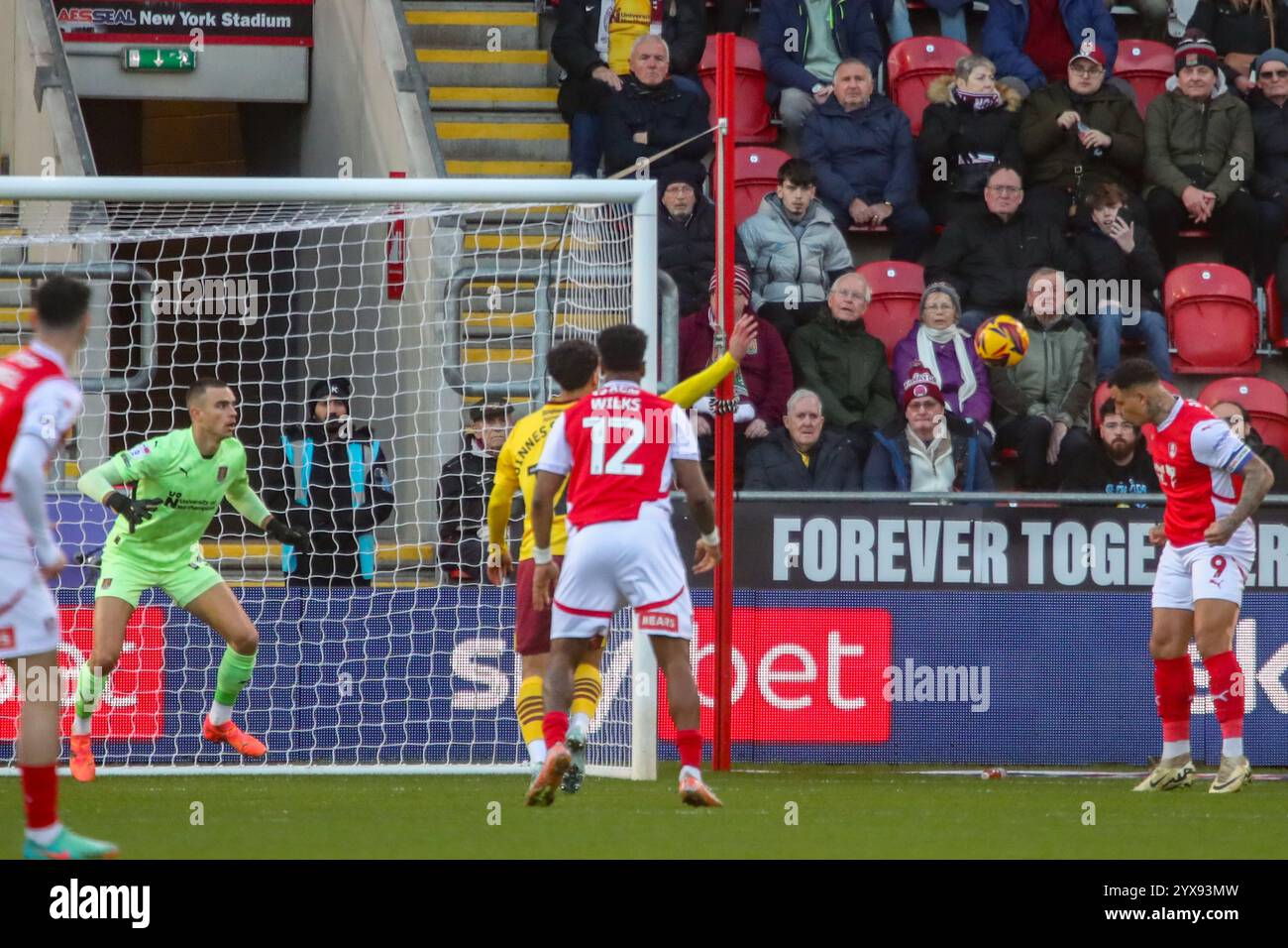 Rotherham, Royaume-Uni. 14 décembre 2024. Jonson Clarke-Harris de Rotherham United est en tête du ballon et marque le premier but de l'EFL League One Rotherham United v Northampton Town Credit : Clive Stapleton/Alamy Live News Banque D'Images