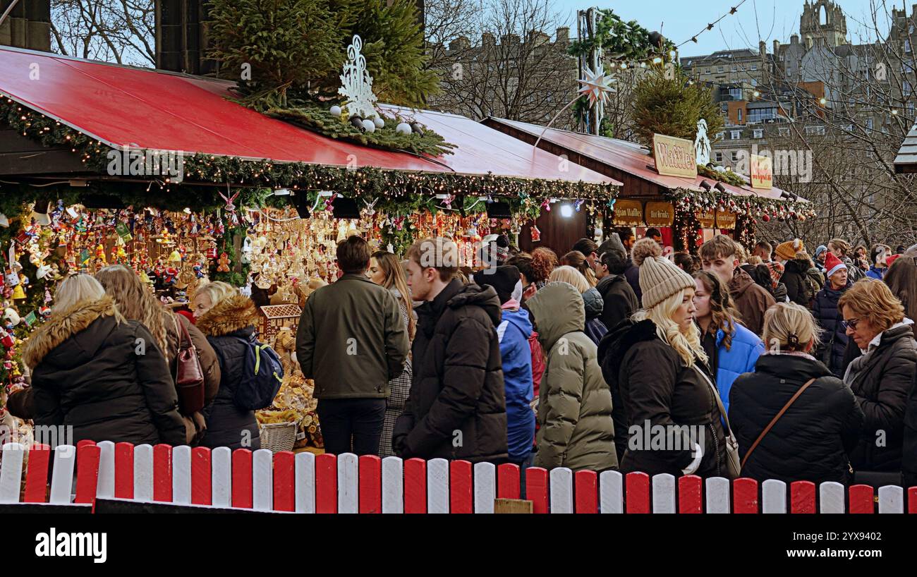Édimbourg, Écosse, Royaume-Uni. 14 décembre 2024. Météo britannique : les habitants sont allés dans les marchés et les rues de noël alors que la capitale remplissait pour les trois semaines de célébration dans la ville. Le grand marché de noël sur les jardins de rue princes. Crédit Gerard Ferry/Alamy Live News Banque D'Images