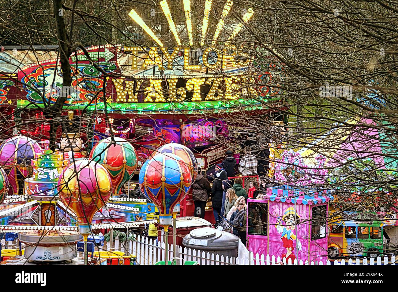 Édimbourg, Écosse, Royaume-Uni. 14 décembre 2024. Météo britannique : les habitants sont allés dans les marchés et les rues de noël alors que la capitale remplissait pour les trois semaines de célébration dans la ville. Le petit marché de noël dans les jardins de rue des princes à l'ombre du château. Crédit Gerard Ferry/Alamy Live News Banque D'Images