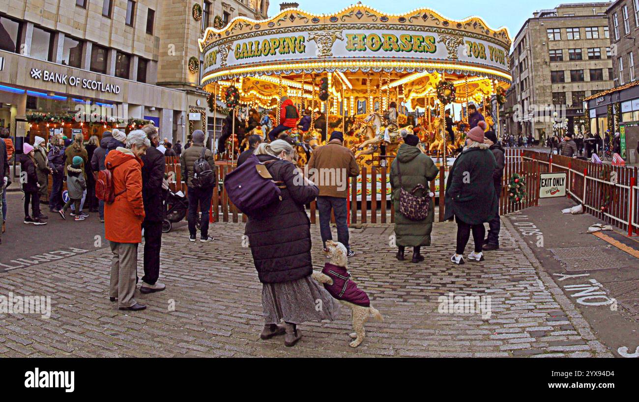 Édimbourg, Écosse, Royaume-Uni. 14 décembre 2024. Météo britannique : les habitants sont allés dans les marchés et les rues de noël alors que la capitale remplissait pour les trois semaines de célébration dans la ville. La foire de noël sur george Street. Crédit Gerard Ferry/Alamy Live News Banque D'Images