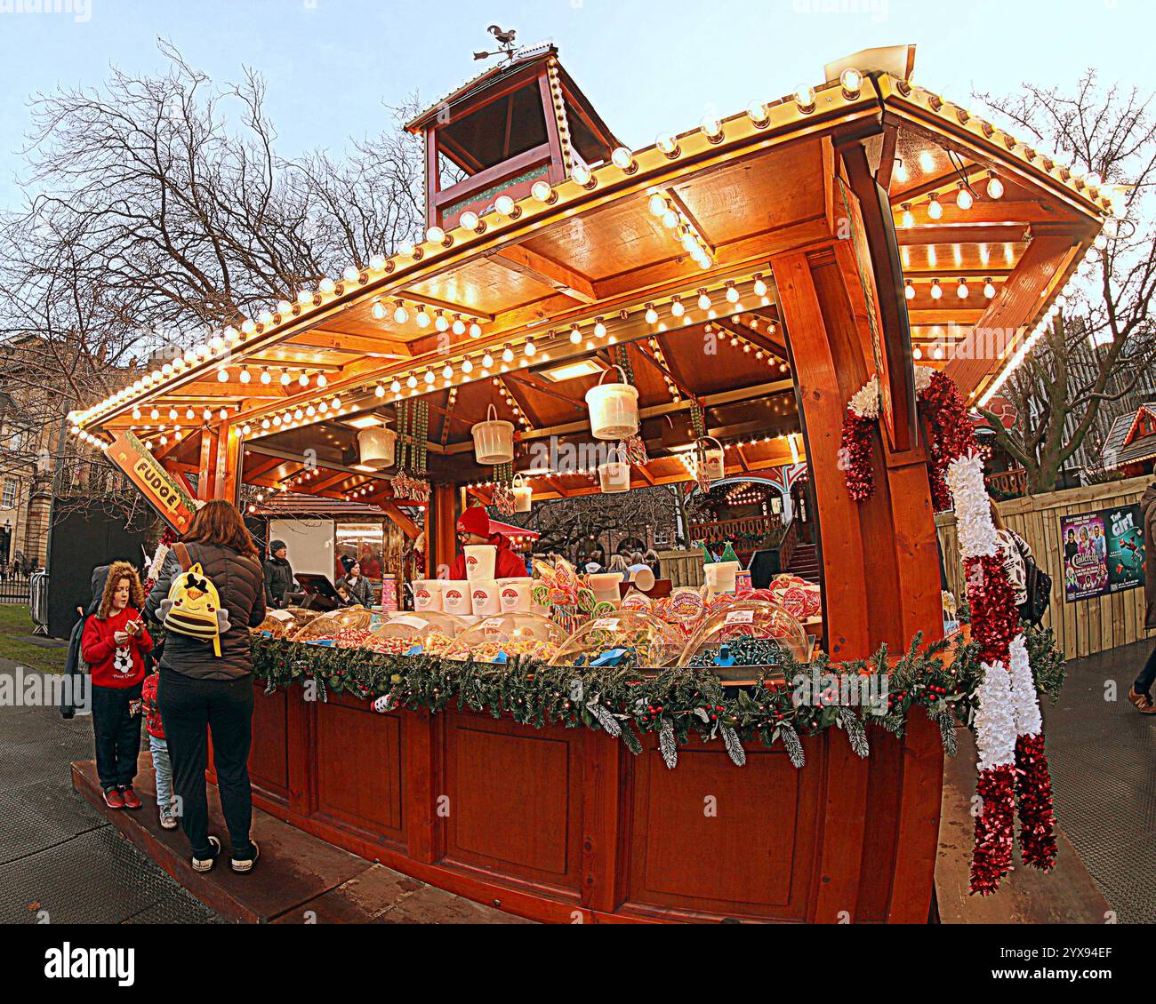 Édimbourg, Écosse, Royaume-Uni. 14 décembre 2024. Météo britannique : les habitants sont allés dans les marchés et les rues de noël alors que la capitale remplissait pour les trois semaines de célébration dans la ville. Le petit marché de noël dans les jardins de rue des princes à l'ombre du château. Crédit Gerard Ferry/Alamy Live News Banque D'Images