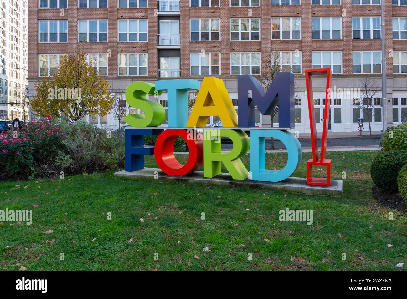 Une grande statue colorée de lettres, STAM FORD ! Est vu près du campus de l'Université du Connecticut à Stamford, Connecticut, États-Unis Banque D'Images