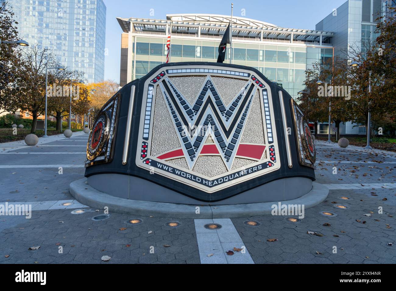 Sculpture d'une ceinture de championnat devant les bureaux de la WWE sur Washington Boulevard à Stamford, Connecticut, États-Unis Banque D'Images