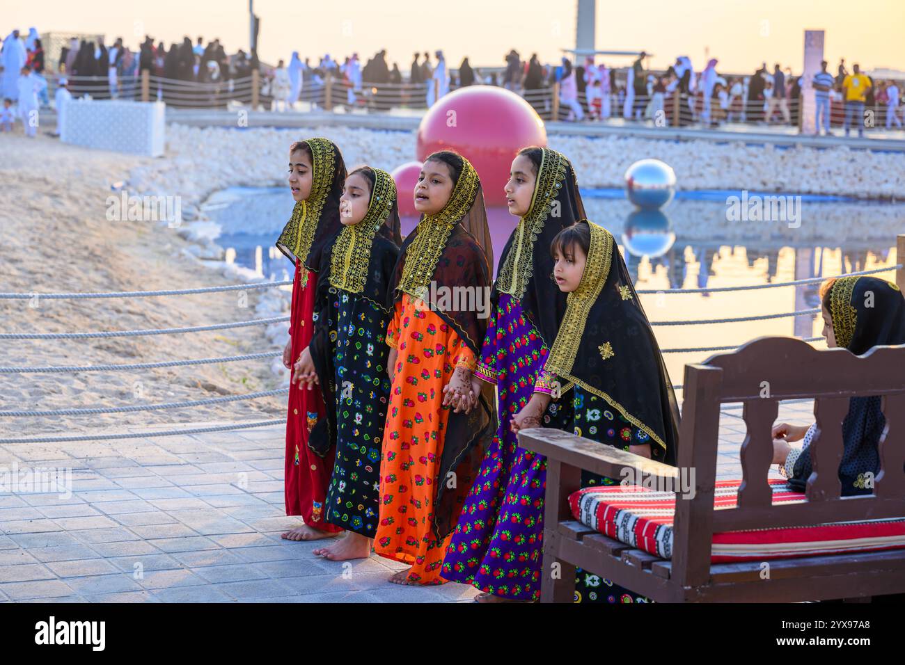 Doha, Qatar, 13 décembre 2024 : les enfants portent occasionnellement des vêtements traditionnels pour célébrer la fête nationale du Qatar. Banque D'Images