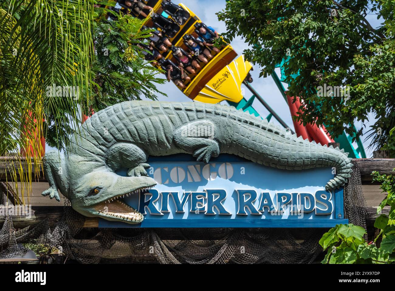 Entrée à Congo River Rapids promenade en eau vive avec les riders de montagnes russes de Kumba qui passent devant Busch Gardens Tampa Bay à Tampa, Floride. (ÉTATS-UNIS) Banque D'Images