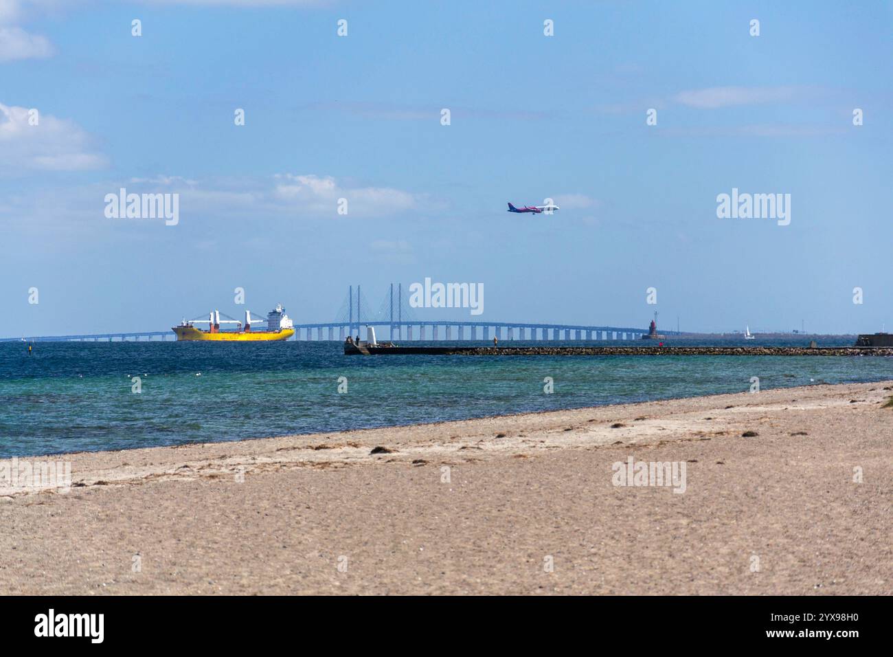 Pont d'Oresund vu depuis le parc de la plage d'Amager, Copenhague, Danemark, jour ensoleillé Banque D'Images