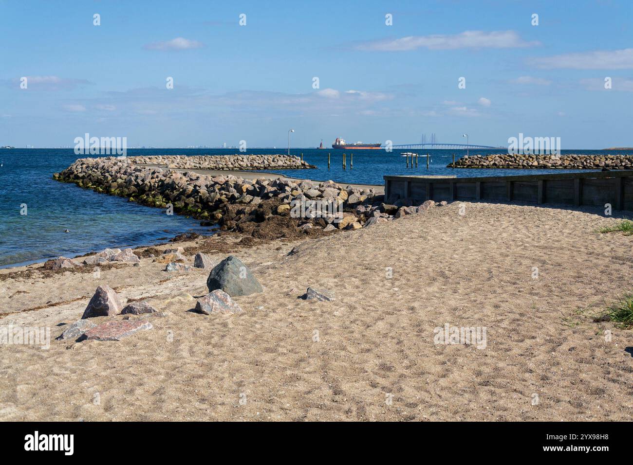 Pont d'Oresund vu depuis le parc de la plage d'Amager, Copenhague, Danemark, jour ensoleillé Banque D'Images