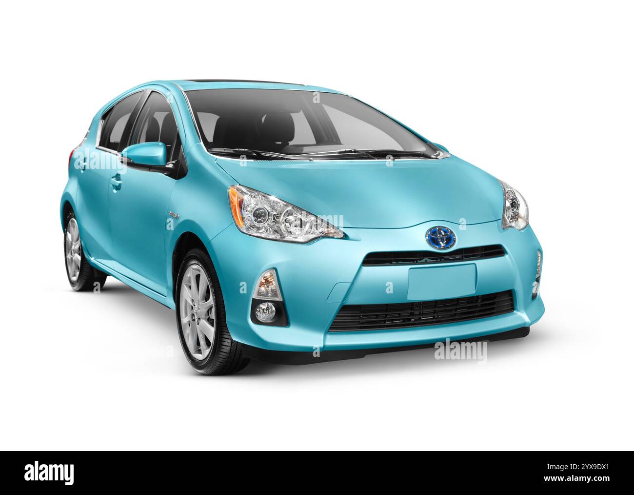 2013 Toyota Prius C taille mi-voiture hybride isolé sur fond blanc avec clipping path Banque D'Images