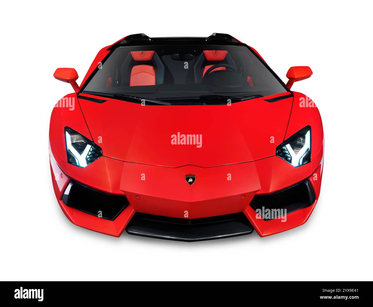 Red 2014 Lamborghini Aventador LP 700-4 Roadster supercar vue avant. Voiture de sport isolée sur fond blanc avec chemin de détourage. Banque D'Images
