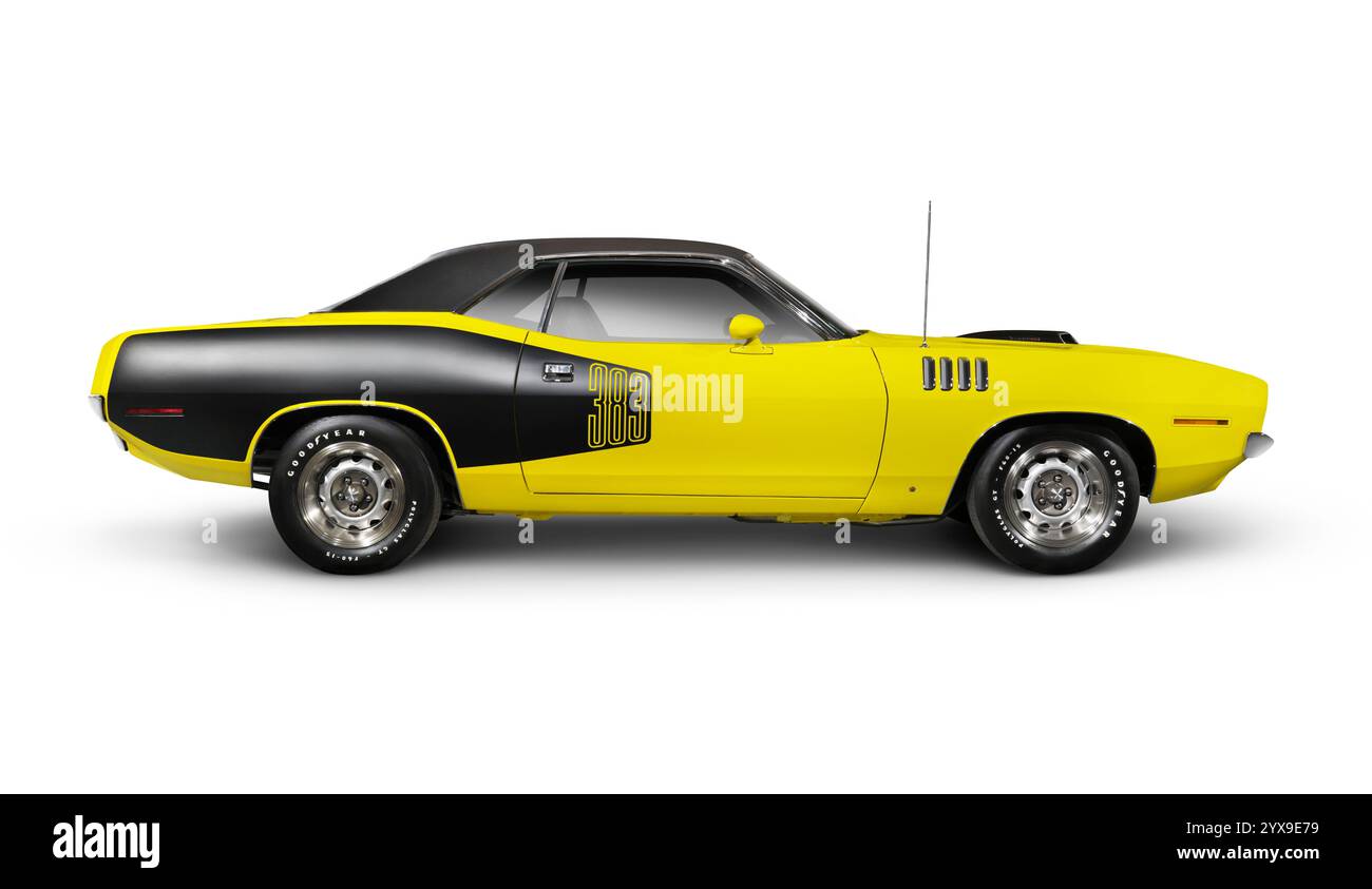 1972 Dodge Challenger jaune voiture de sport rétro vue côté isolé sur fond blanc avec clipping path Banque D'Images