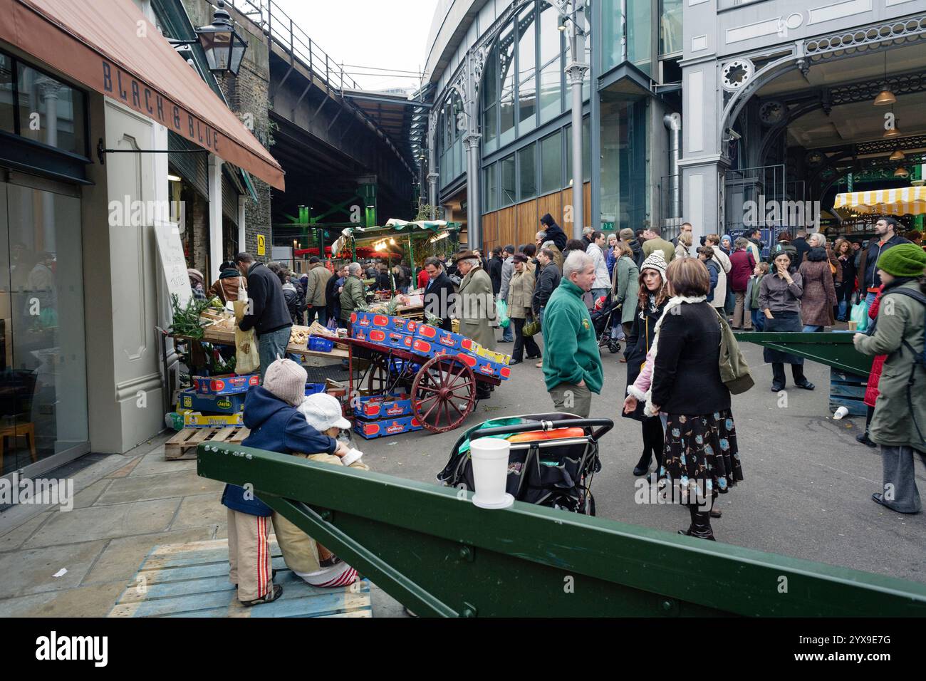Acheteurs à une période chargée avant Noël au Borough Market à Londres, Royaume-Uni. Banque D'Images