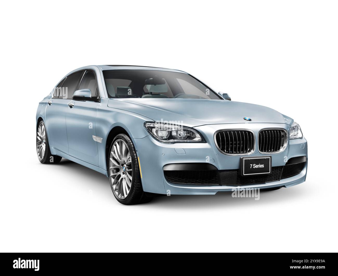 Bleu 2014 BMW 750Li xDrive berline voiture de luxe isolé sur fond blanc avec chemin de clipping Banque D'Images