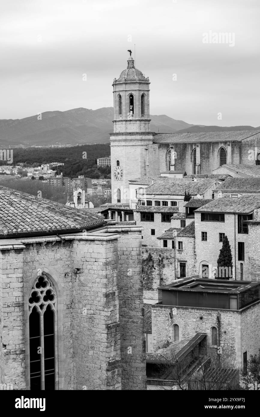 Gérone, Catalogne, Espagne - 12 FÉVRIER 2022 : la tour de la cathédrale de Gérone ou de la cathédrale de Santa Maria de Gérone. Banque D'Images