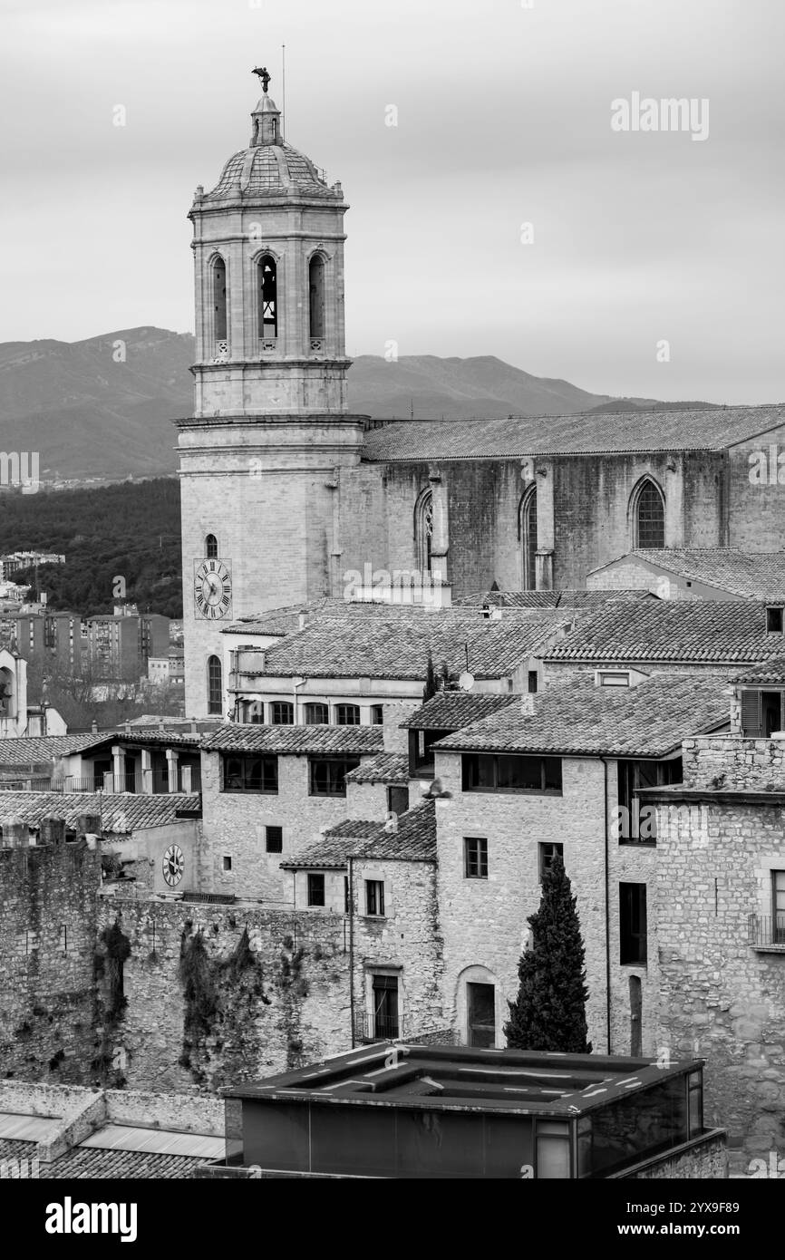 Gérone, Catalogne, Espagne - 12 FÉVRIER 2022 : la tour de la cathédrale de Gérone ou de la cathédrale de Santa Maria de Gérone. Banque D'Images