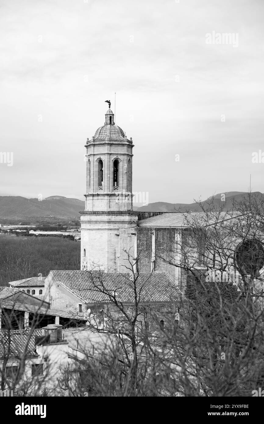 Gérone, Catalogne, Espagne - 12 FÉVRIER 2022 : la tour de la cathédrale de Gérone ou de la cathédrale de Santa Maria de Gérone. Banque D'Images