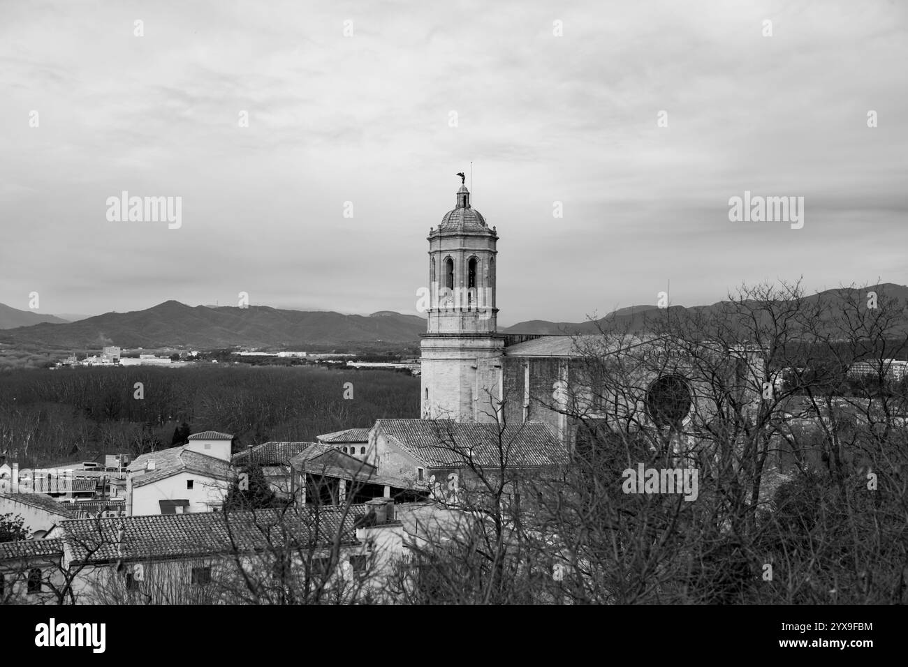 Gérone, Catalogne, Espagne - 12 FÉVRIER 2022 : la tour de la cathédrale de Gérone ou de la cathédrale de Santa Maria de Gérone. Banque D'Images