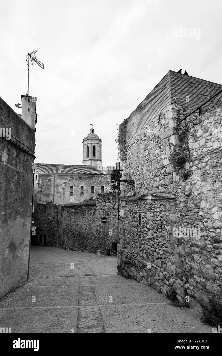 Gérone, Catalogne, Espagne - 12 FÉVRIER 2022 : la tour de la cathédrale de Gérone ou de la cathédrale de Santa Maria de Gérone. Banque D'Images