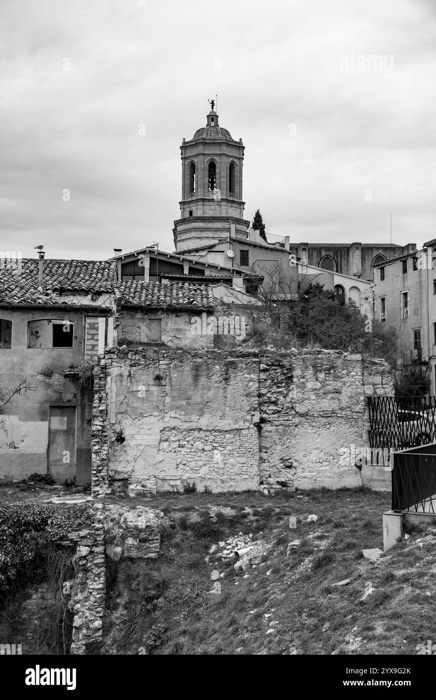 Gérone, Catalogne, Espagne - 12 FÉVRIER 2022 : la tour de la cathédrale de Gérone ou de la cathédrale de Santa Maria de Gérone. Banque D'Images