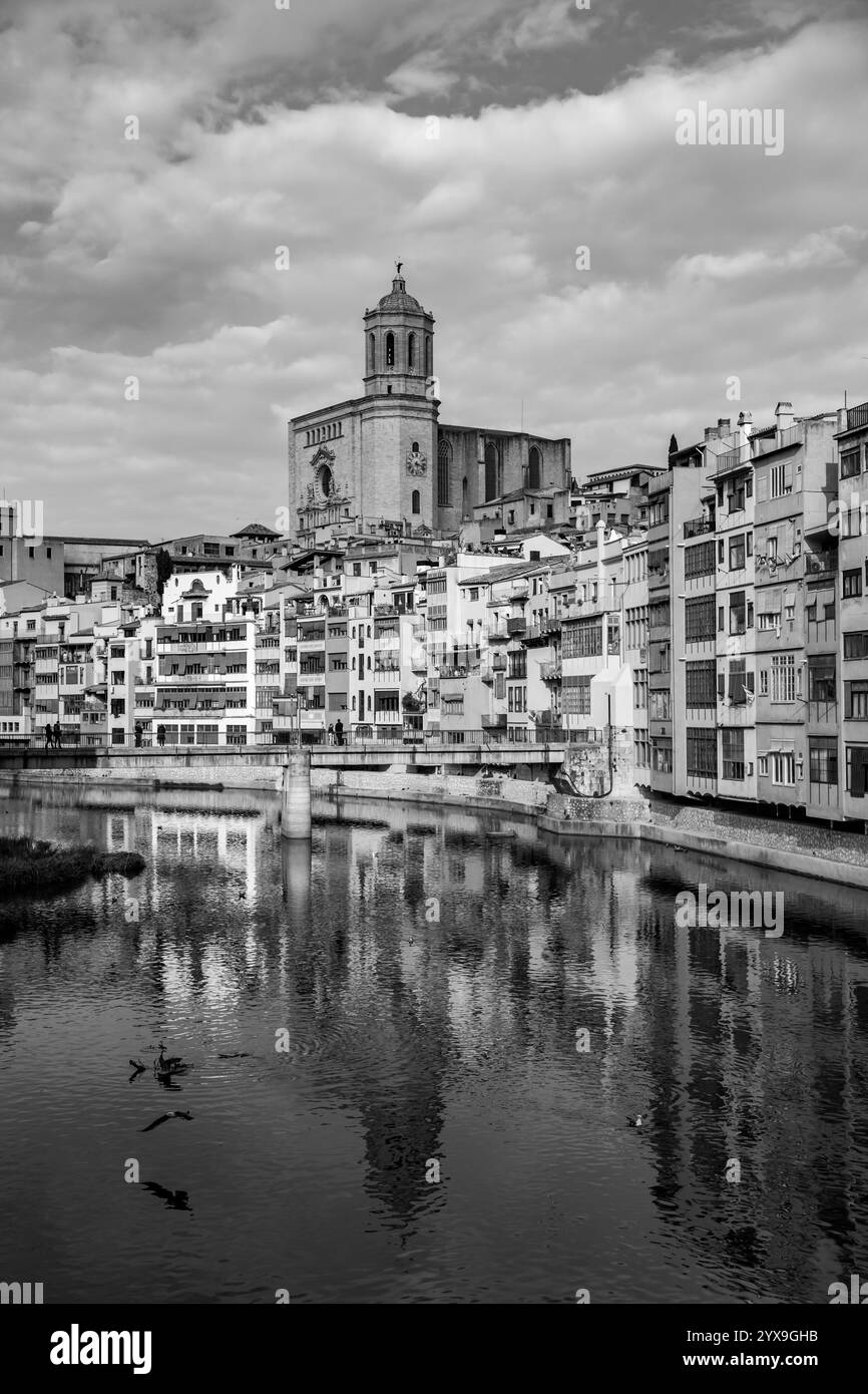 Gérone, Catalogne, Espagne - 12 FÉVRIER 2022 : la tour de la cathédrale de Gérone ou de la cathédrale de Santa Maria de Gérone. Banque D'Images