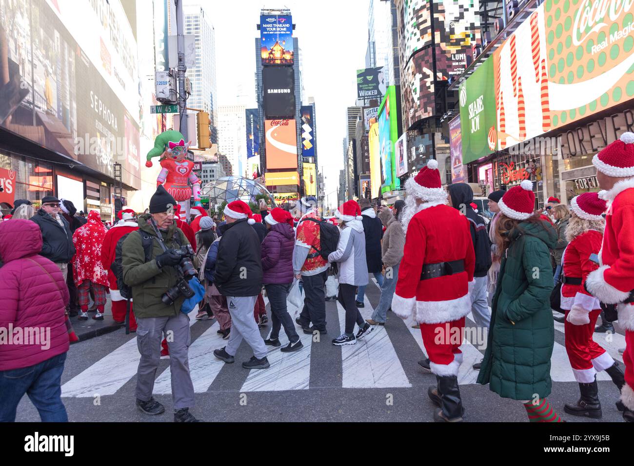 New York, États-Unis. 14 décembre 2024. Les gens vêtus des costumes du Père Noël participent à la SantaCon annuelle le 14 décembre 2024 à New York. Crédit : Brazil photo Press/Alamy Live News Banque D'Images