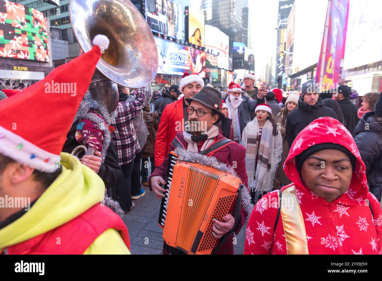 New York, États-Unis. 14 décembre 2024. Les gens vêtus des costumes du Père Noël participent à la SantaCon annuelle le 14 décembre 2024 à New York. Crédit : Brazil photo Press/Alamy Live News Banque D'Images