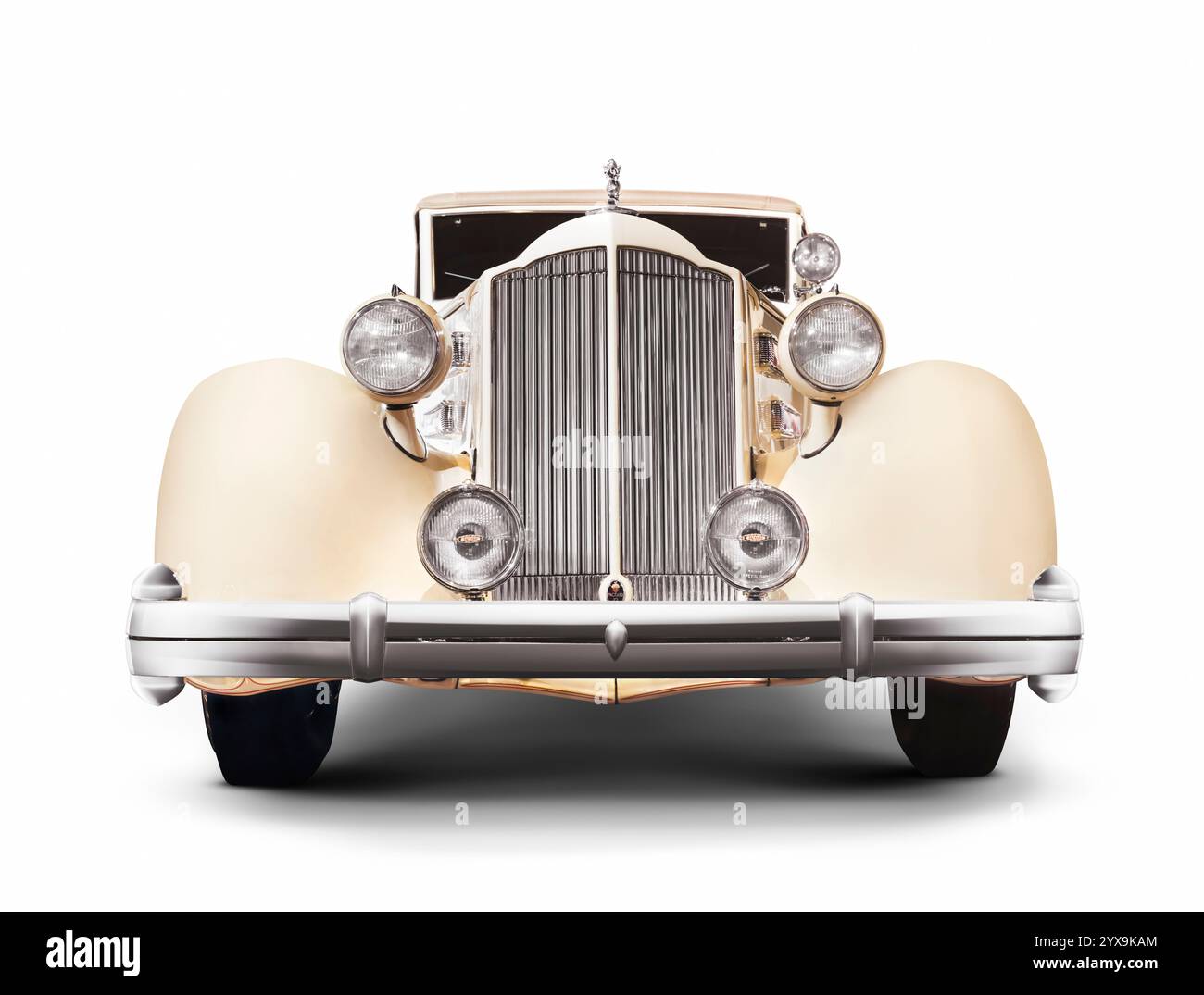 1935 Packard Twelve roadster coupé Voiture de luxe vintage classique vue avant isolé sur fond blanc avec clipping path Banque D'Images