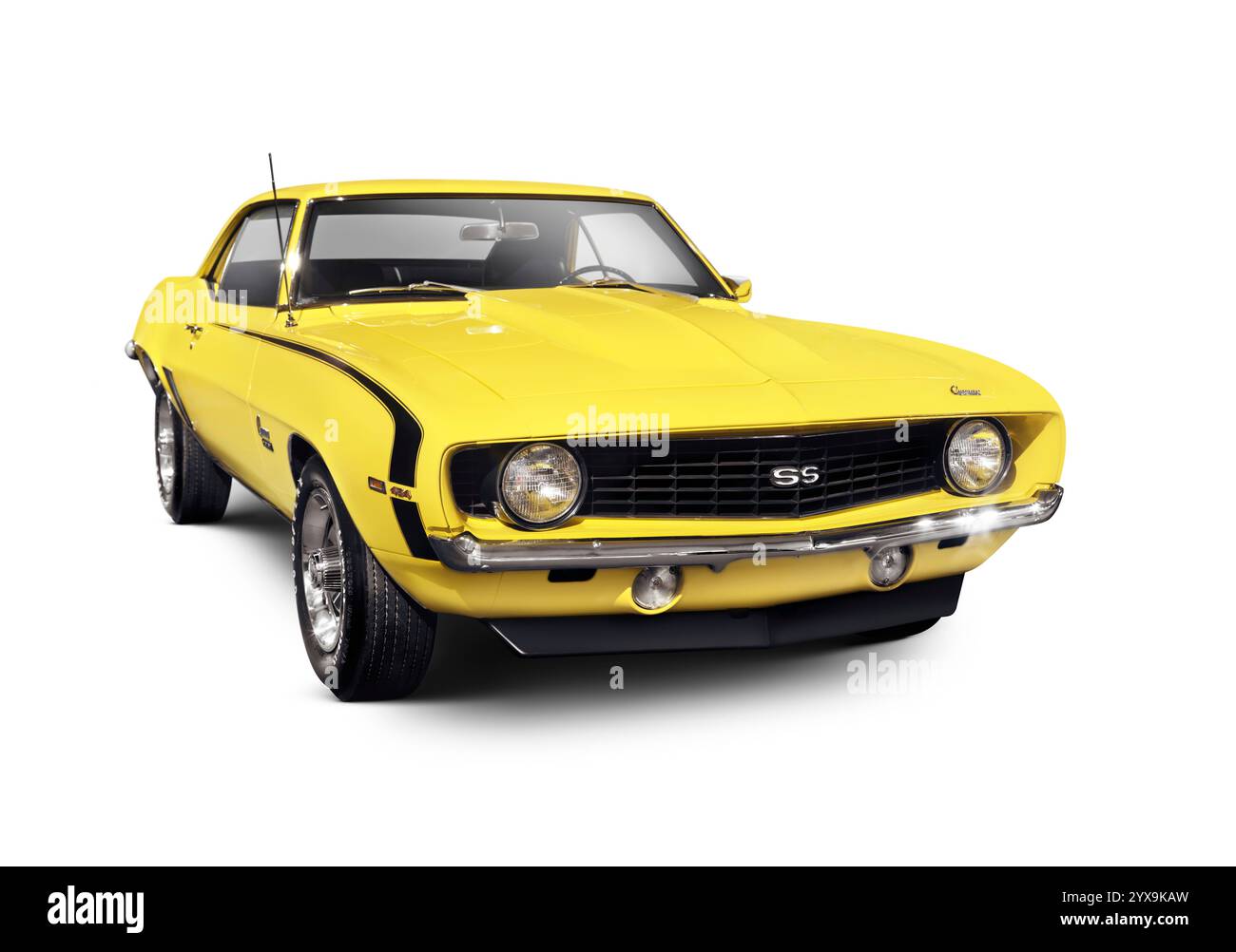 1969 Chevrolet Camaro SS jaune retro classic muscle car voiture sport with clipping path isolé sur fond blanc Banque D'Images