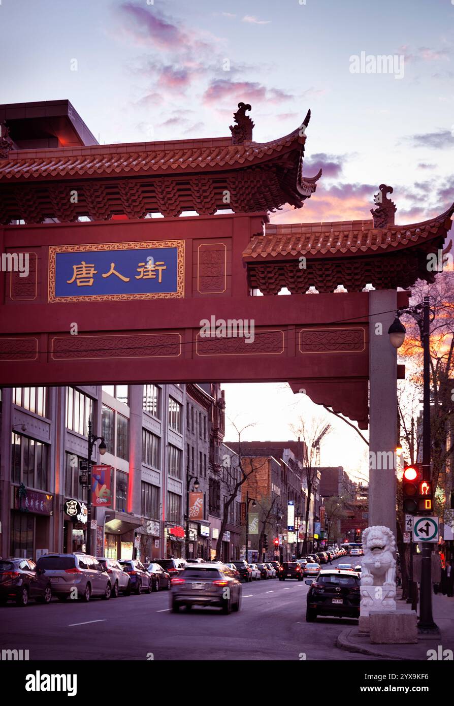 Porte d'entrée de Chinatown sur le boulevard Saint Laurent dans la vieille ville Montréal, Québec, Canada au coucher du soleil. Boulevard Saint-Laurent, ville de Montréal, Québec, Banque D'Images