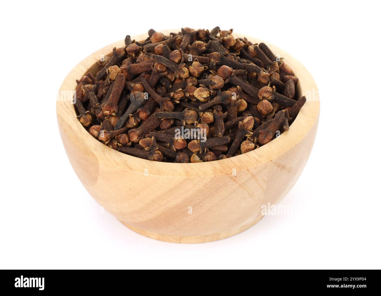 Boutons secs de clou de girofle dans un bol en bois sur fond blanc. Épice aromatique Banque D'Images