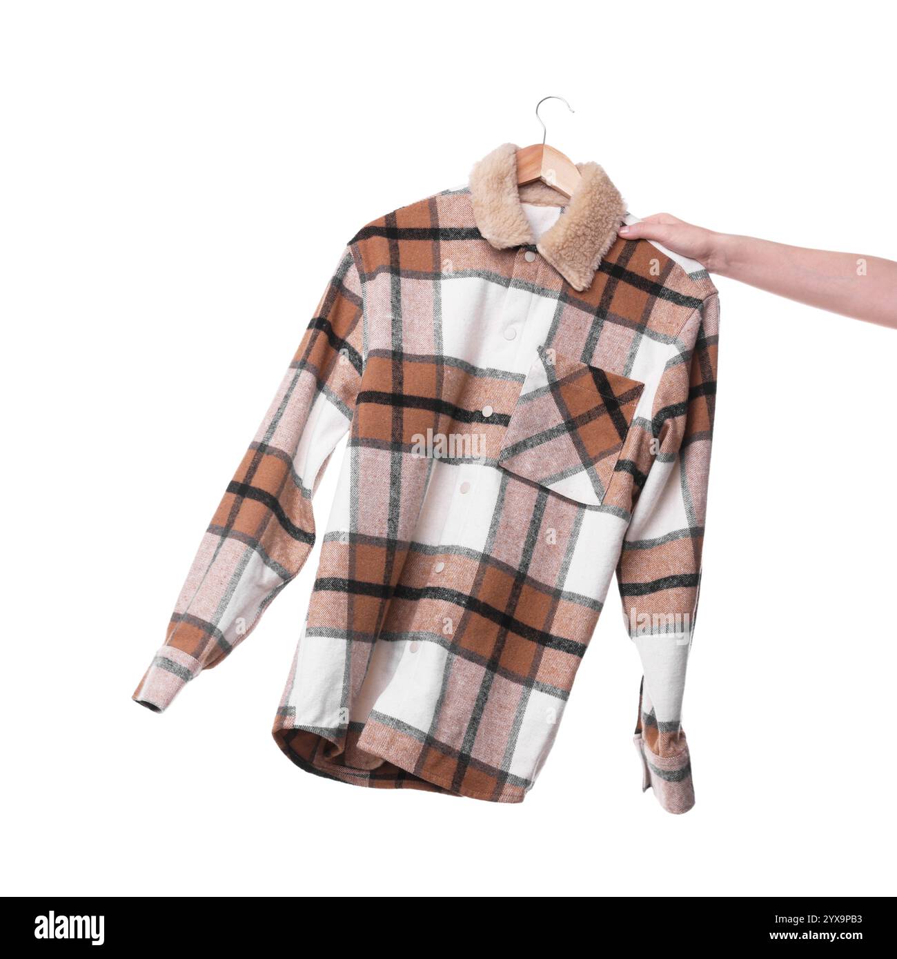 Femme tenant cintre avec chemise élégante sur fond blanc, gros plan Banque D'Images