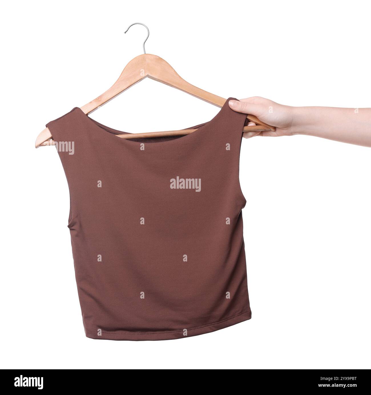 Femme tenant un cintre avec débardeur brun sur fond blanc, gros plan Banque D'Images