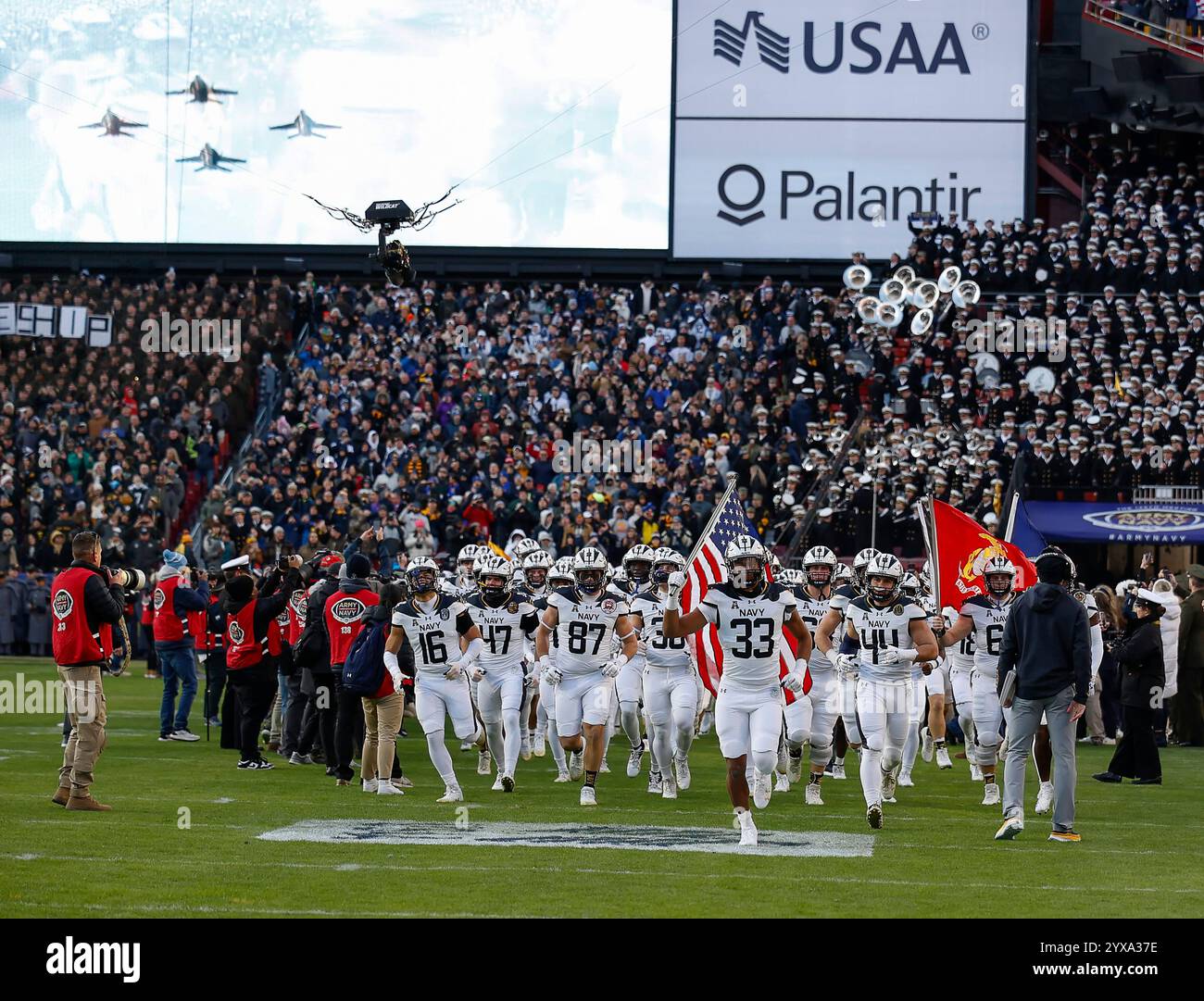 Landover, MD, États-Unis. 14 décembre 2024. Quatre F/A-18 Super Hornet survolent alors que la Navy s'empare du terrain avant un match de football de la NCAA entre l'Académie navale des États-Unis et l'Académie militaire des États-Unis au Northwest Stadium de Landover, MD. Justin Cooper/CSM (crédit image : © Justin Cooper/Cal Sport Media). Crédit : csm/Alamy Live News Banque D'Images